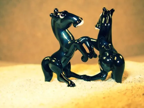Skleněná figurka vzpínajícího se černého koně