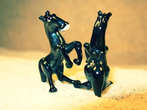 Skleněná figurka vzpínajícího se černého koně