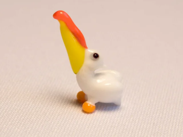 Skleněná figurka pelikána