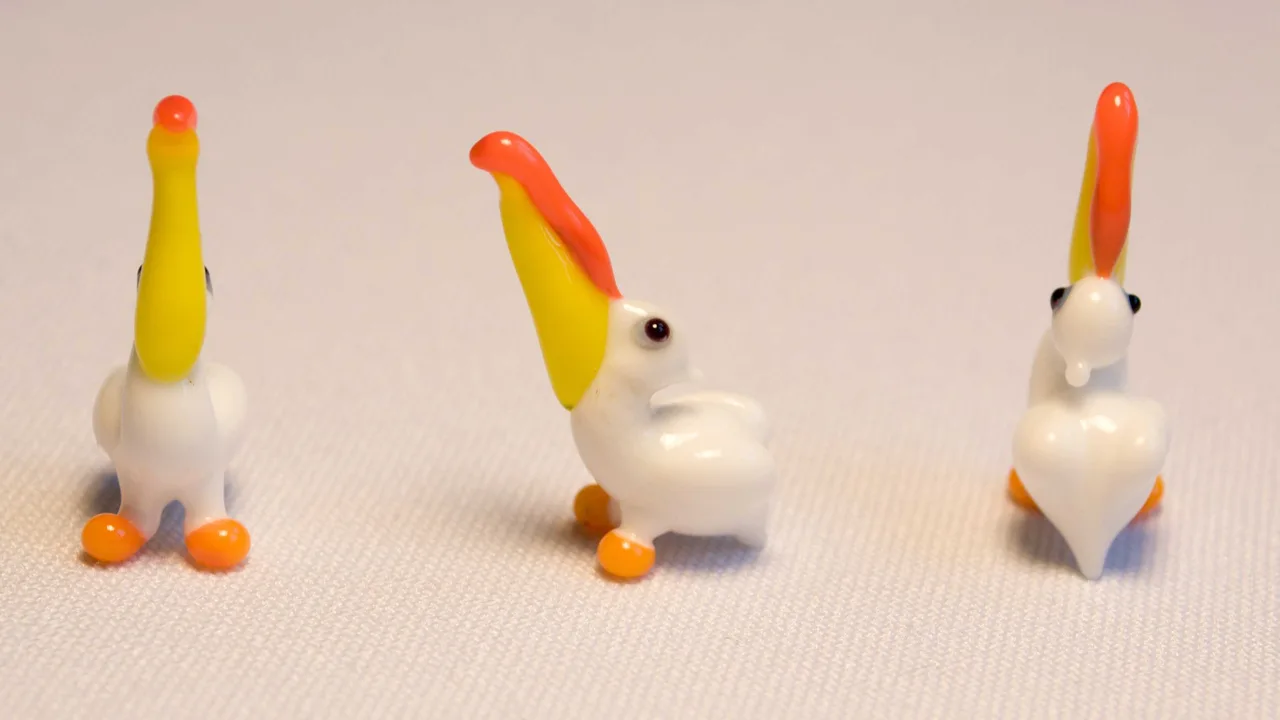 Skleněná figurka pelikána