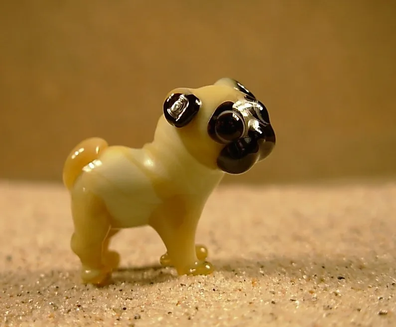 Skleněná figurka mopse