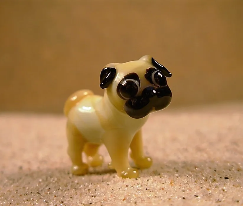 Skleněná figurka mopse