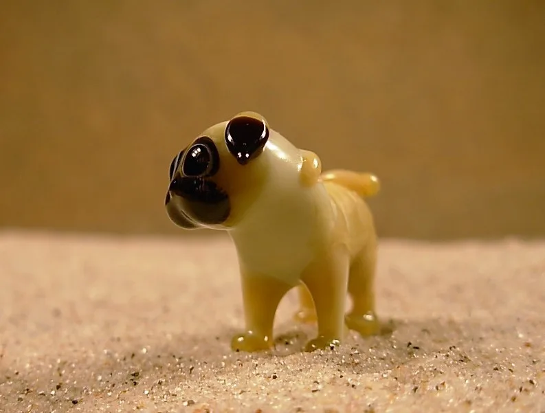 Skleněná figurka mopse