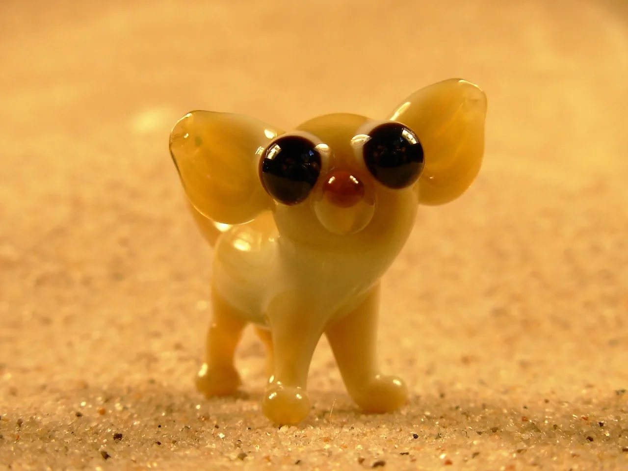 Skleněná figurka stojící čivavy