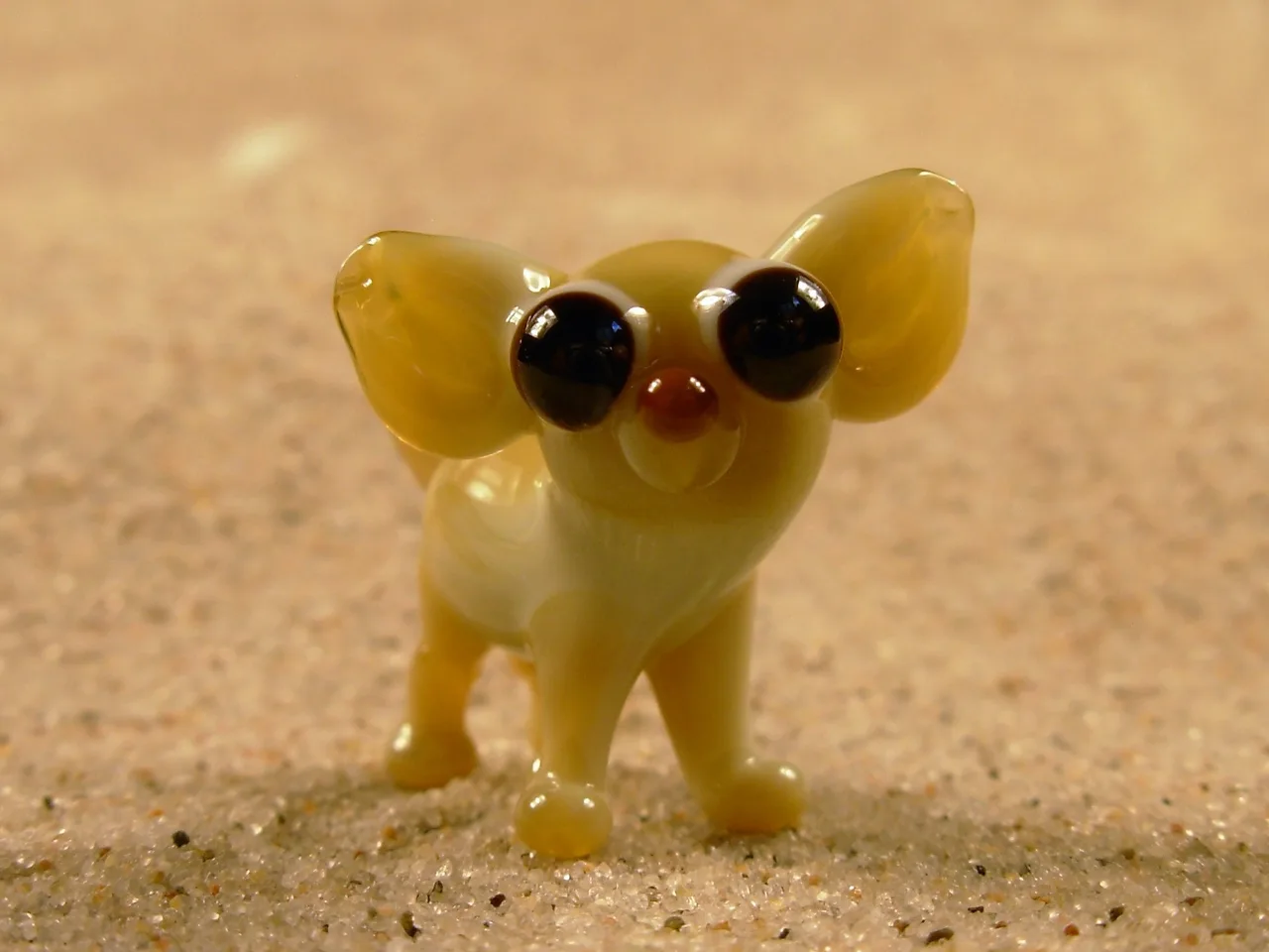 Skleněná figurka stojící čivavy