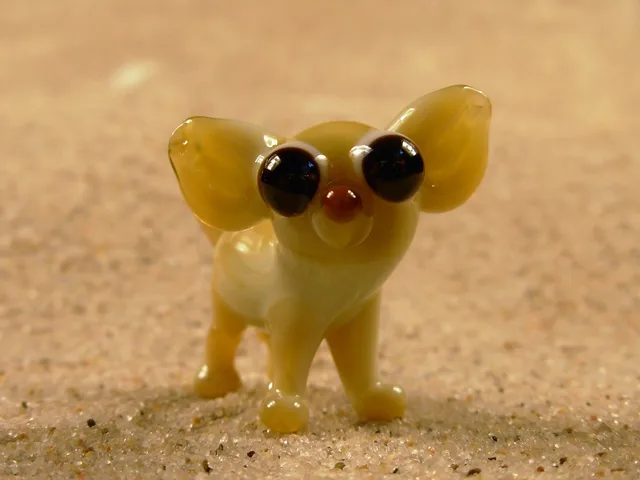 Skleněná figurka stojící čivavy