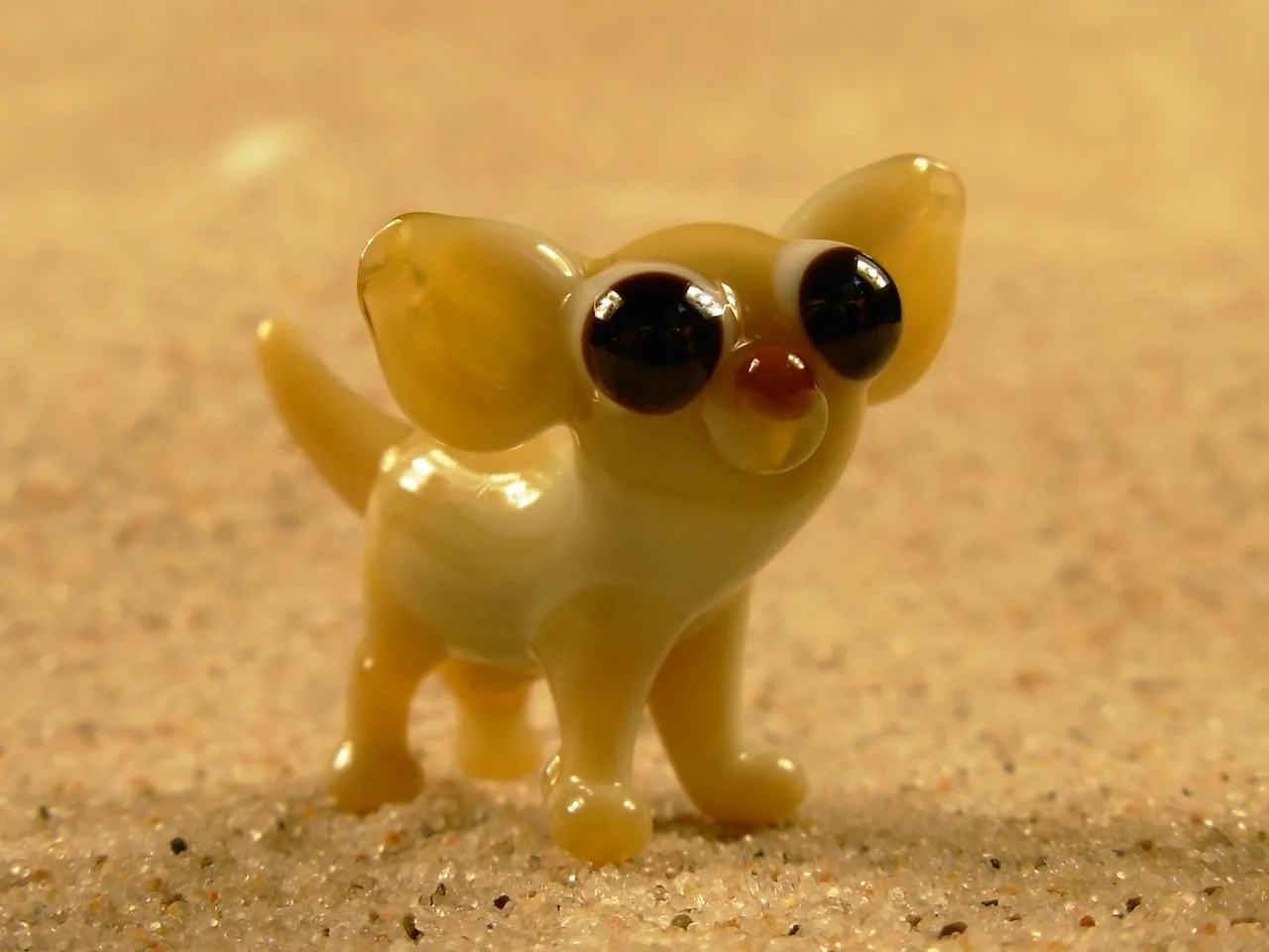 Skleněná figurka stojící čivavy