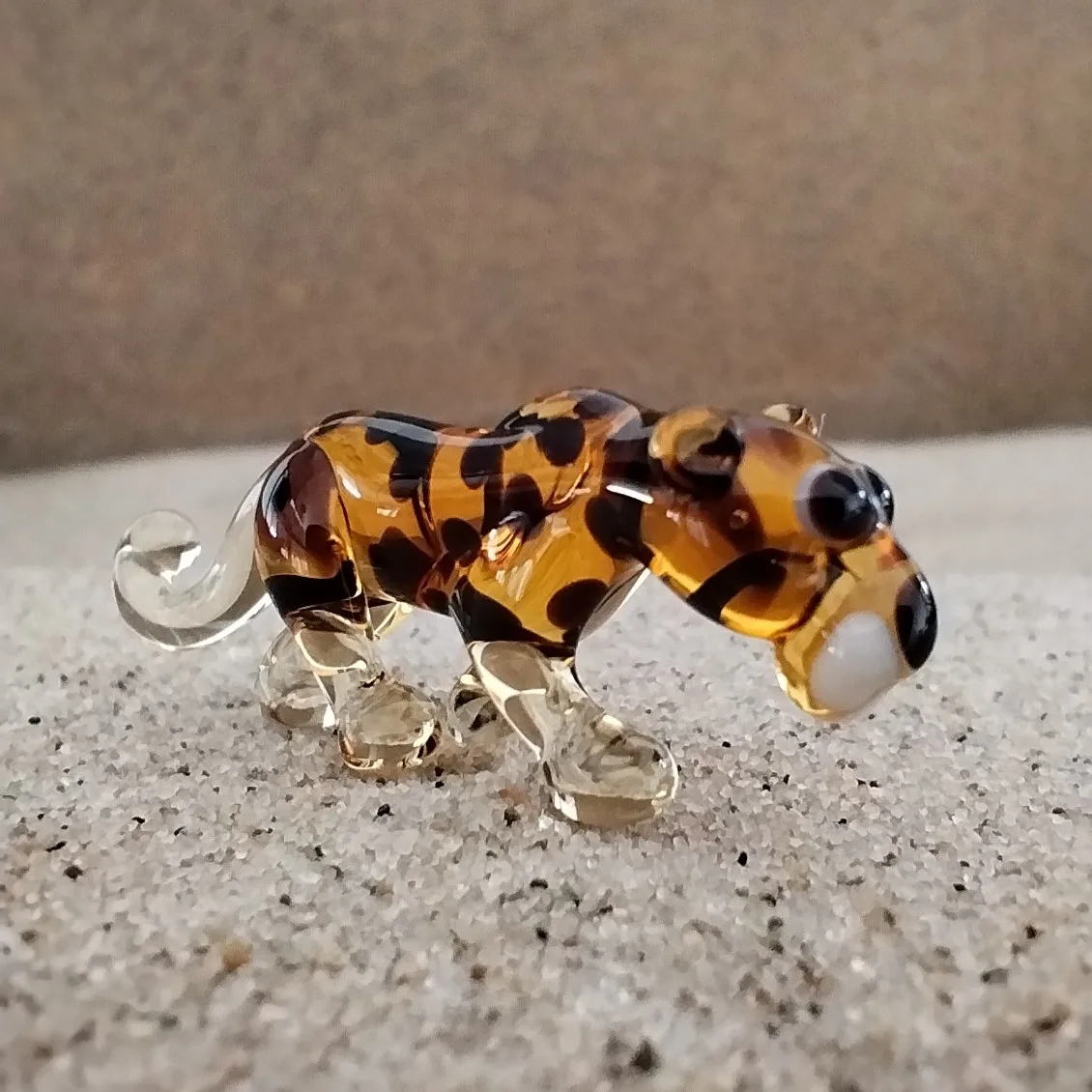Skleněná figurka stojícího pantera