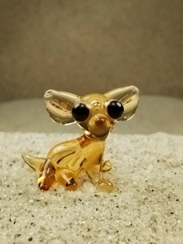 Skleněná figurka čivavy v barvě topazu