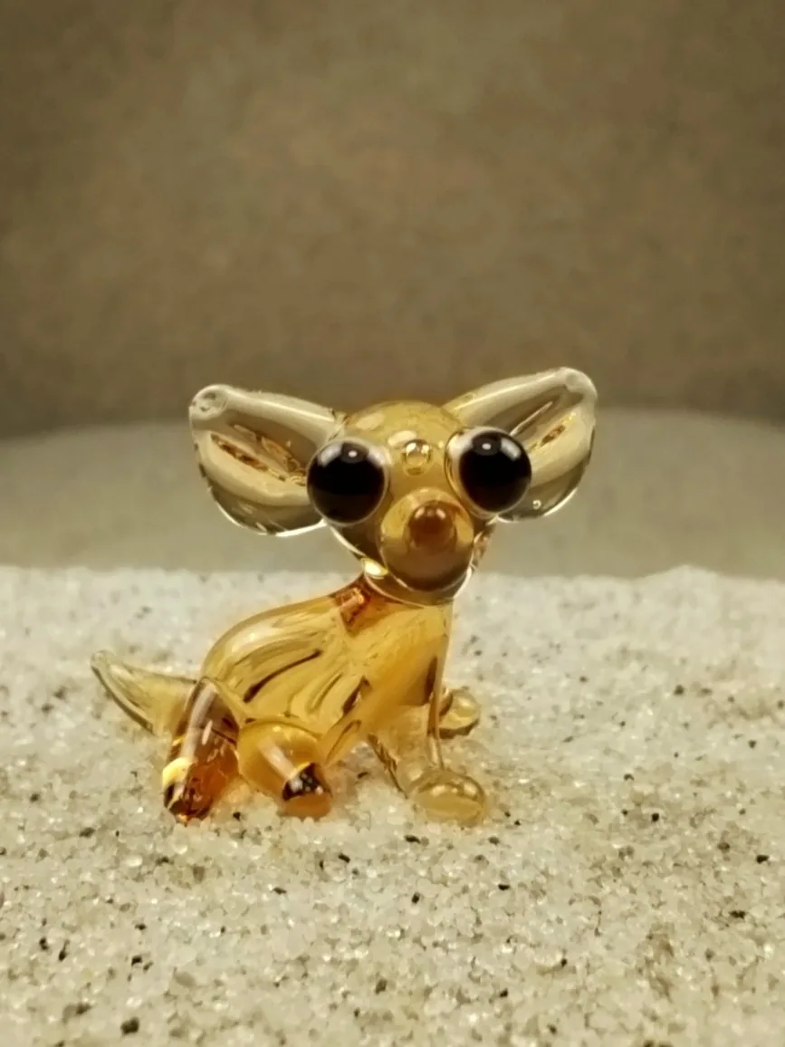 Skleněná figurka čivavy v barvě topazu
