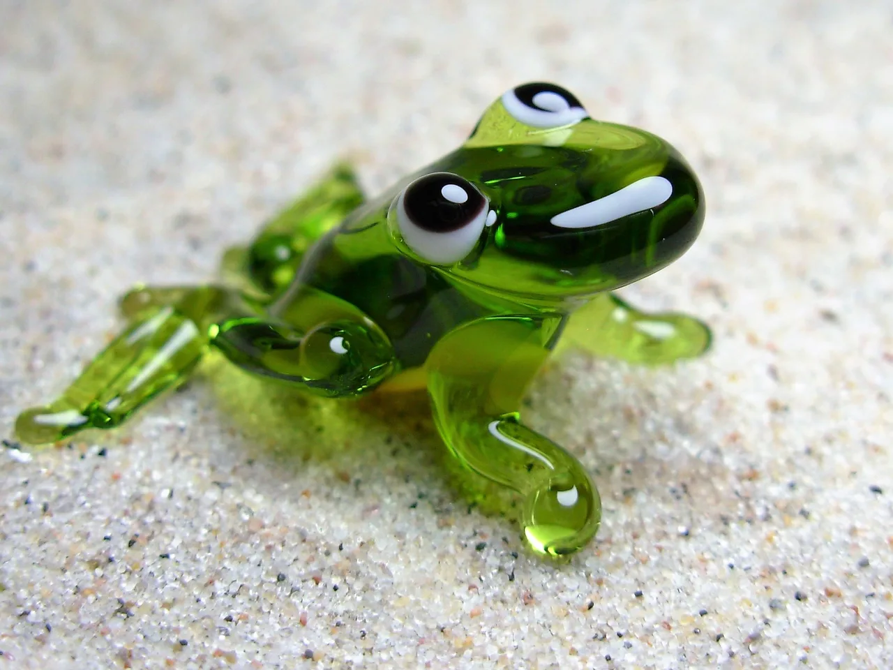 Skleněná figurka žáby