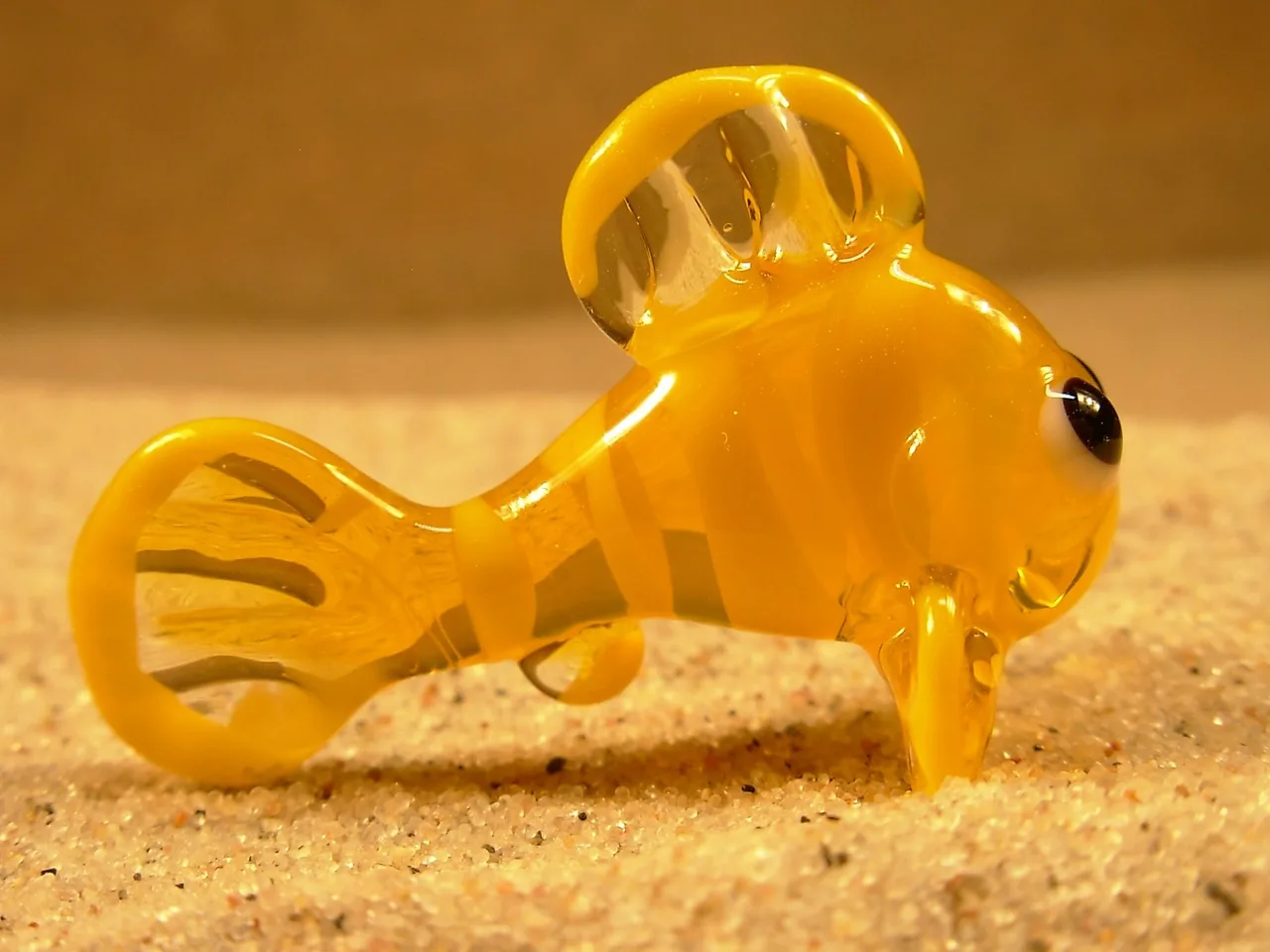 Skleněná figurka žluté ryby