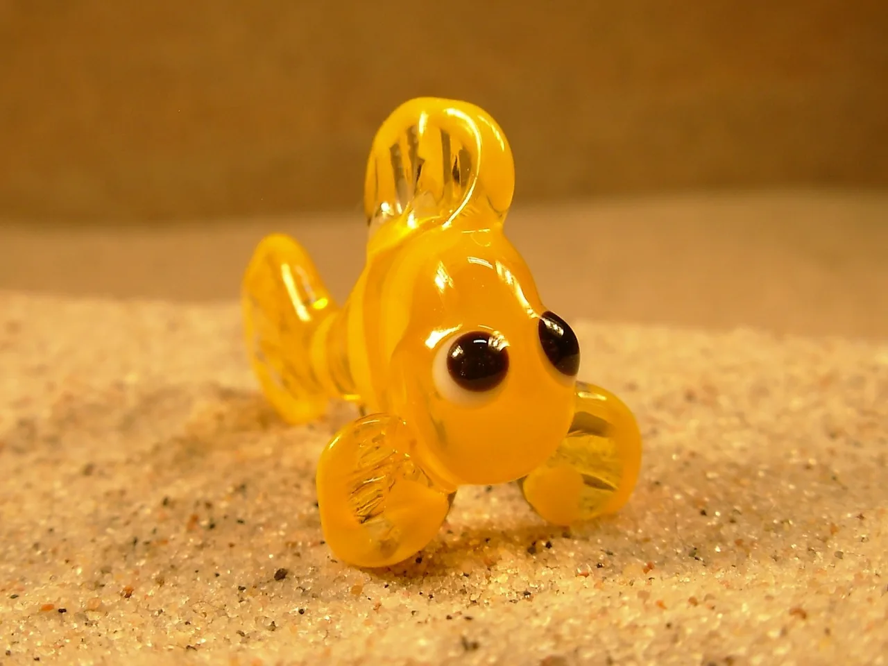 Skleněná figurka žluté ryby