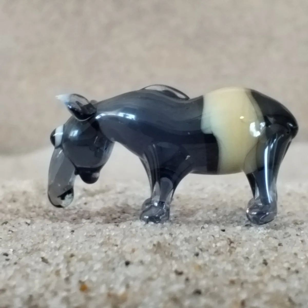 Skleněná figurka tapíra