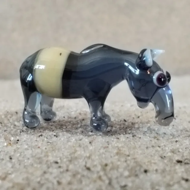 Skleněná figurka tapíra