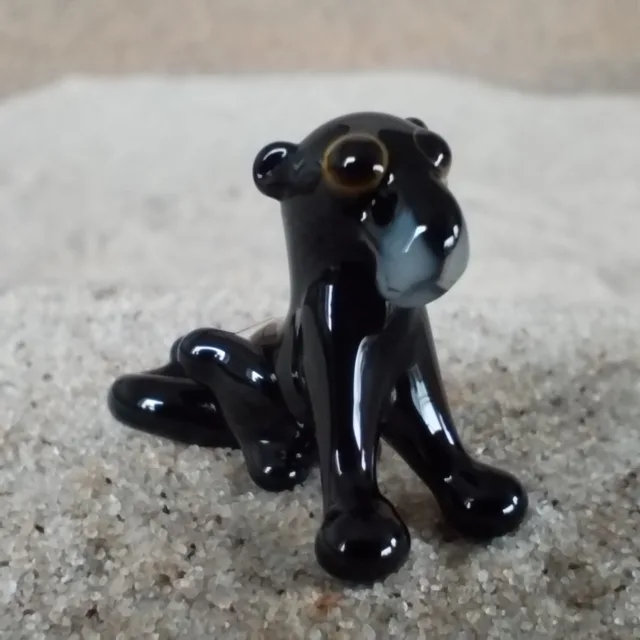 Skleněná figurka sedícího černého pantera