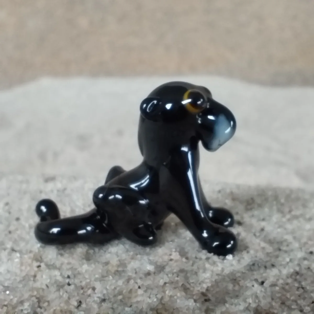 Skleněná figurka sedícího černého pantera
