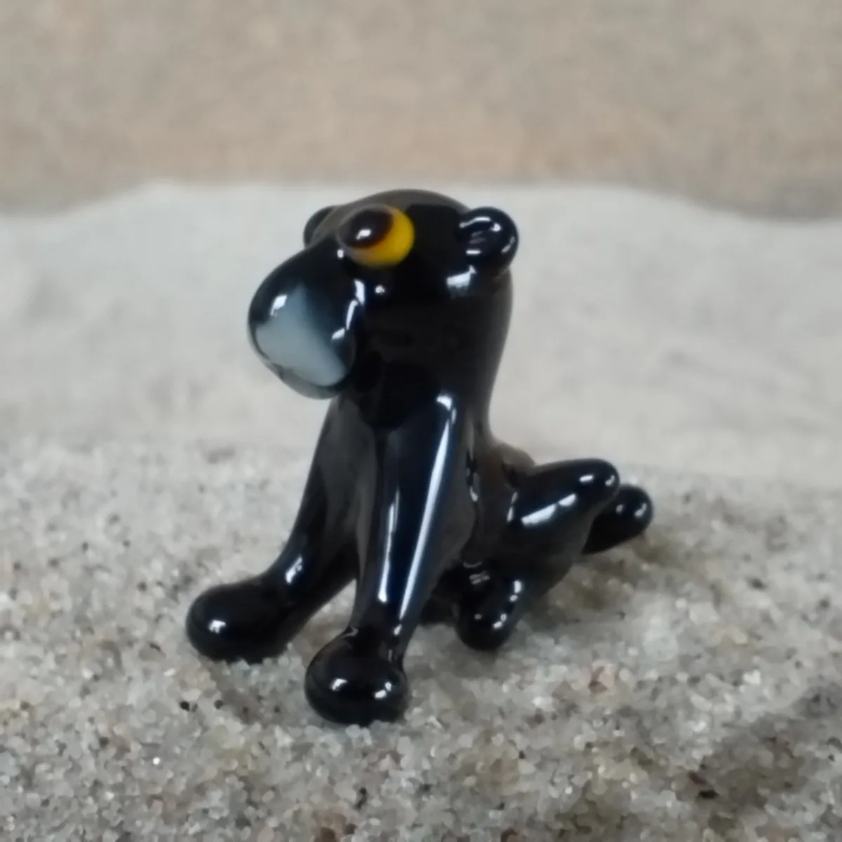 Skleněná figurka sedícího černého pantera