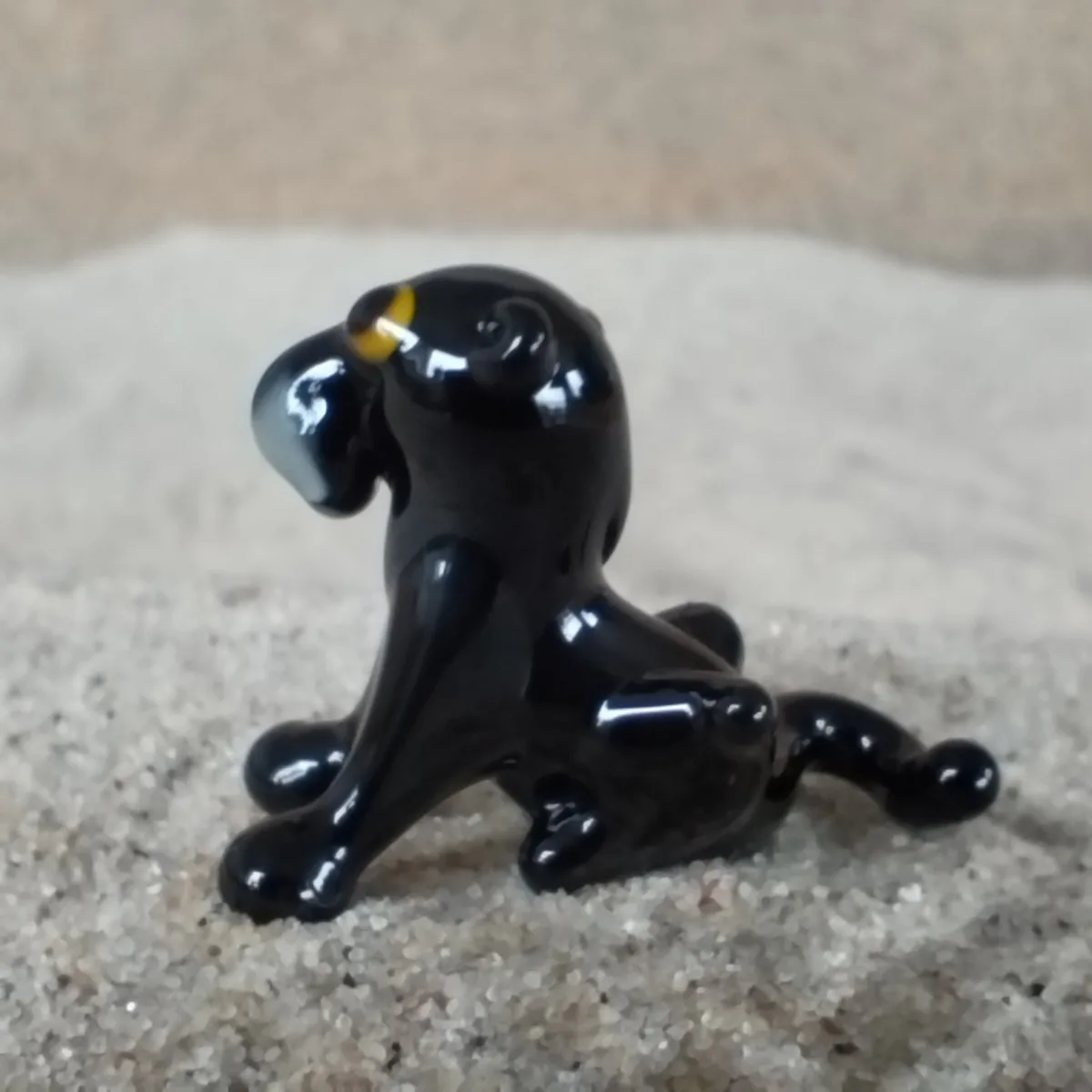 Skleněná figurka sedícího černého pantera