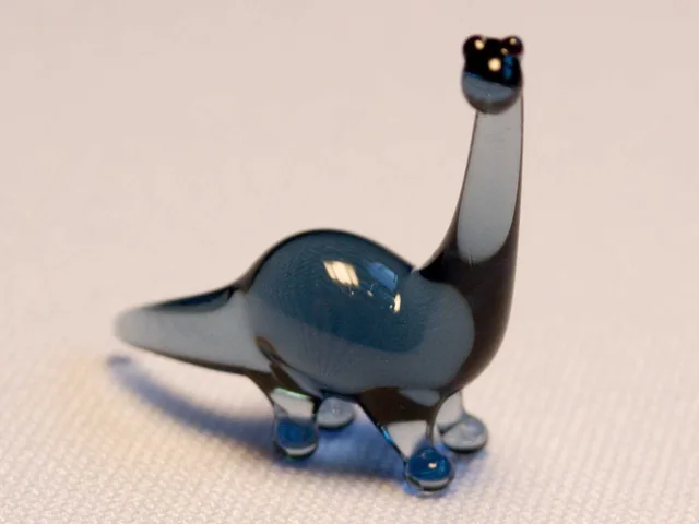 Skleněná figurka dinosaura
