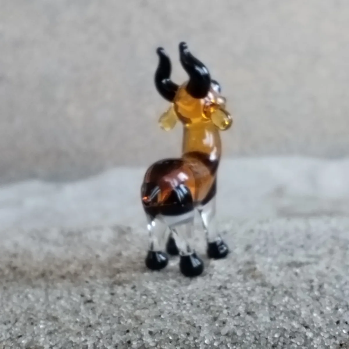 Skleněná figurka antilopy skákavé