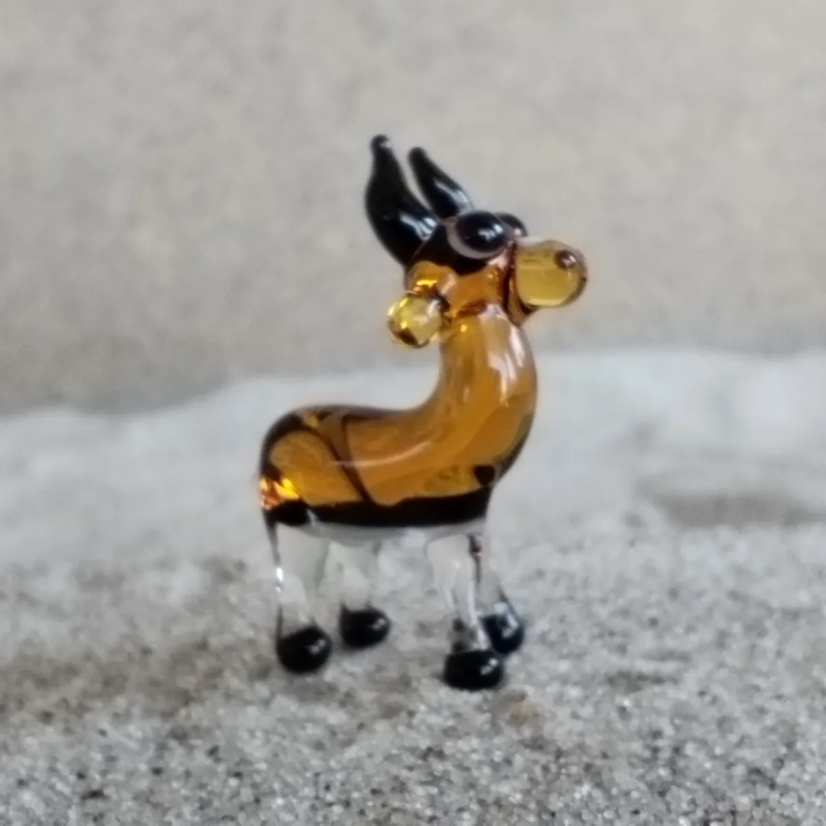 Skleněná figurka antilopy skákavé