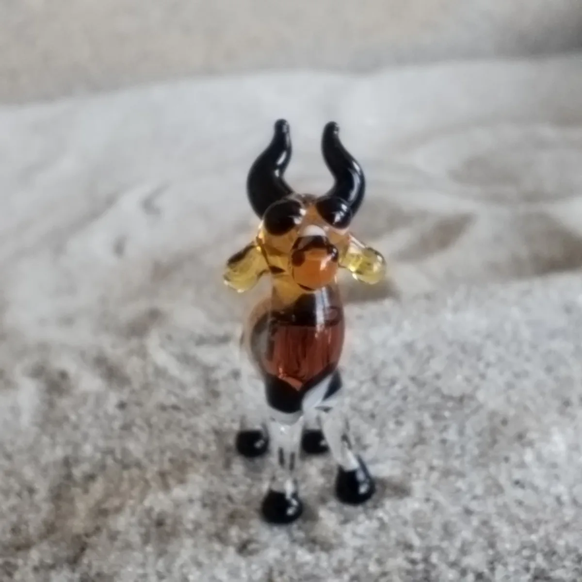 Skleněná figurka antilopy skákavé
