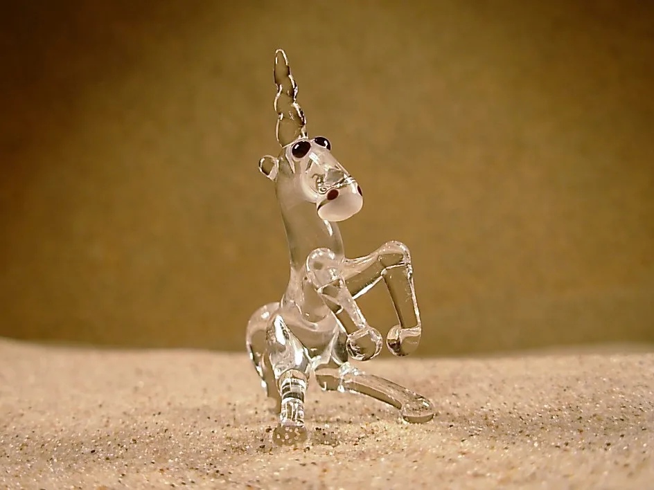 Skleněná figurka čirého jednorožce