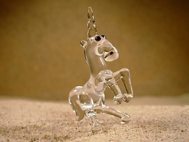 Skleněná figurka čirého jednorožce