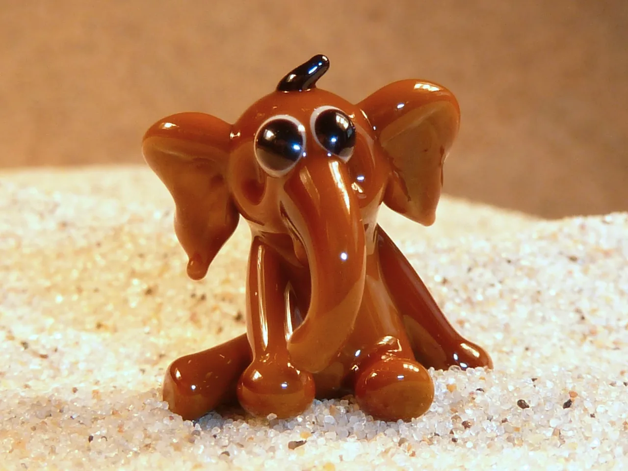 Skleněná figurka hnědého slůněte