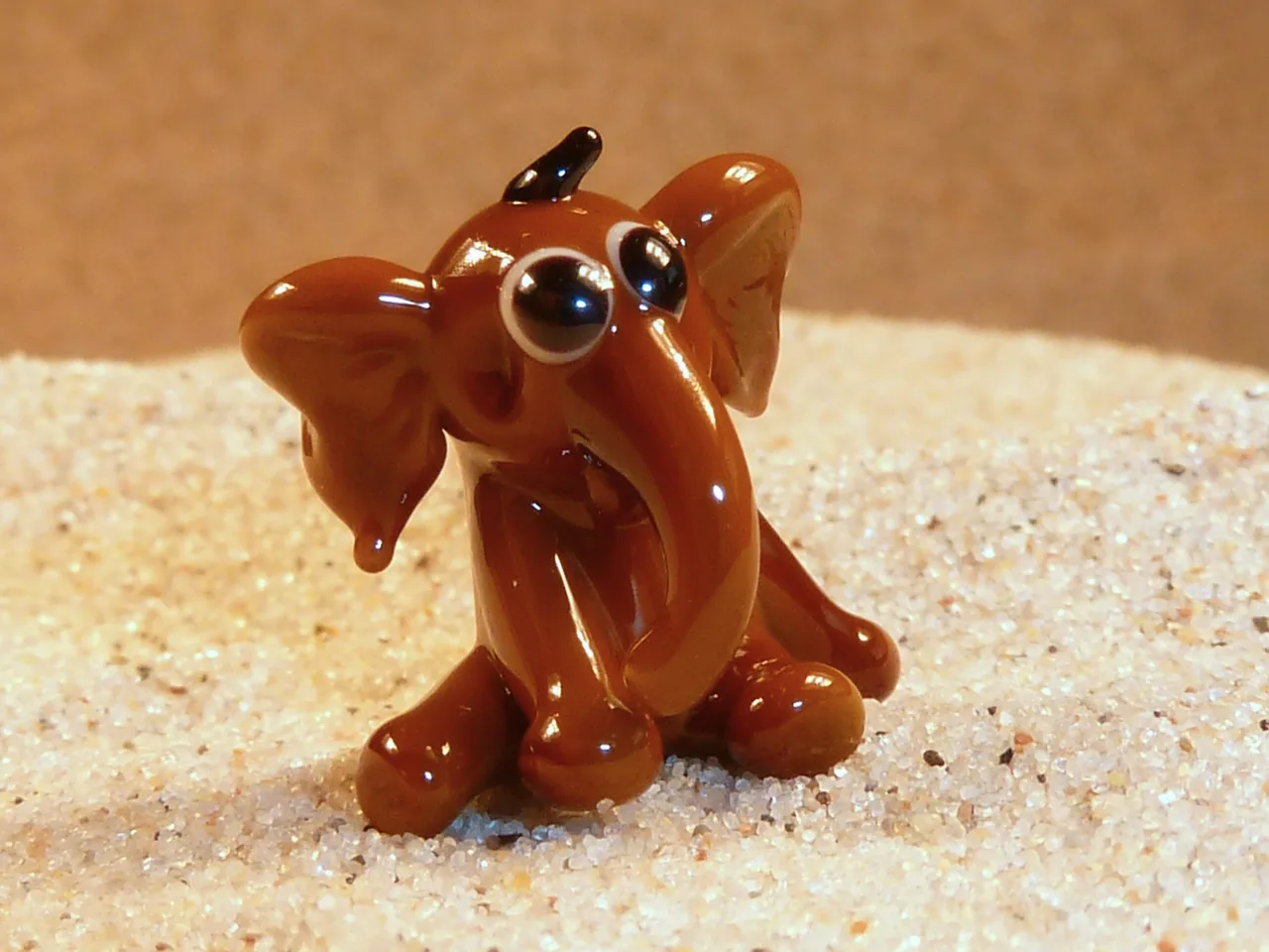 Skleněná figurka hnědého slůněte