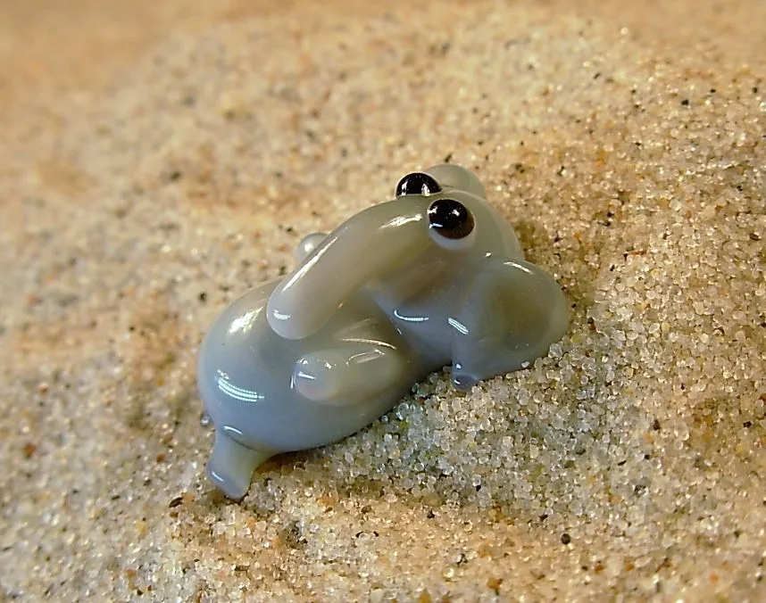 Skleněná figurka ležícího slona