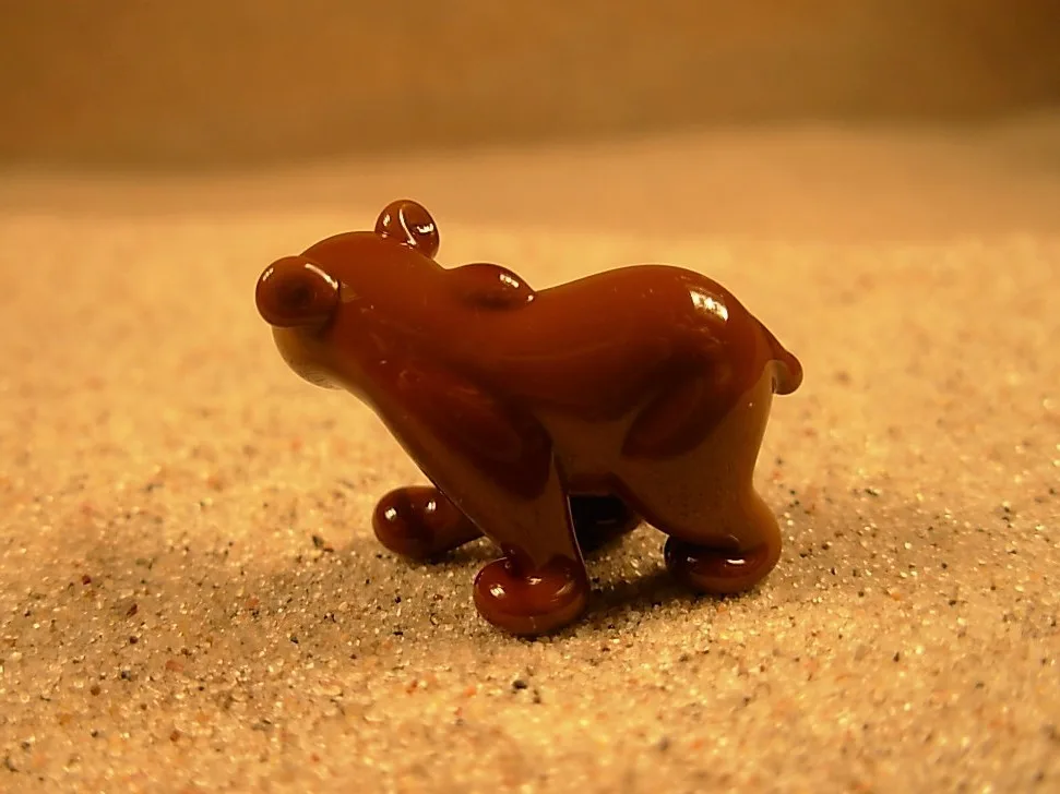 Skleněná figurka hnědého medvěda