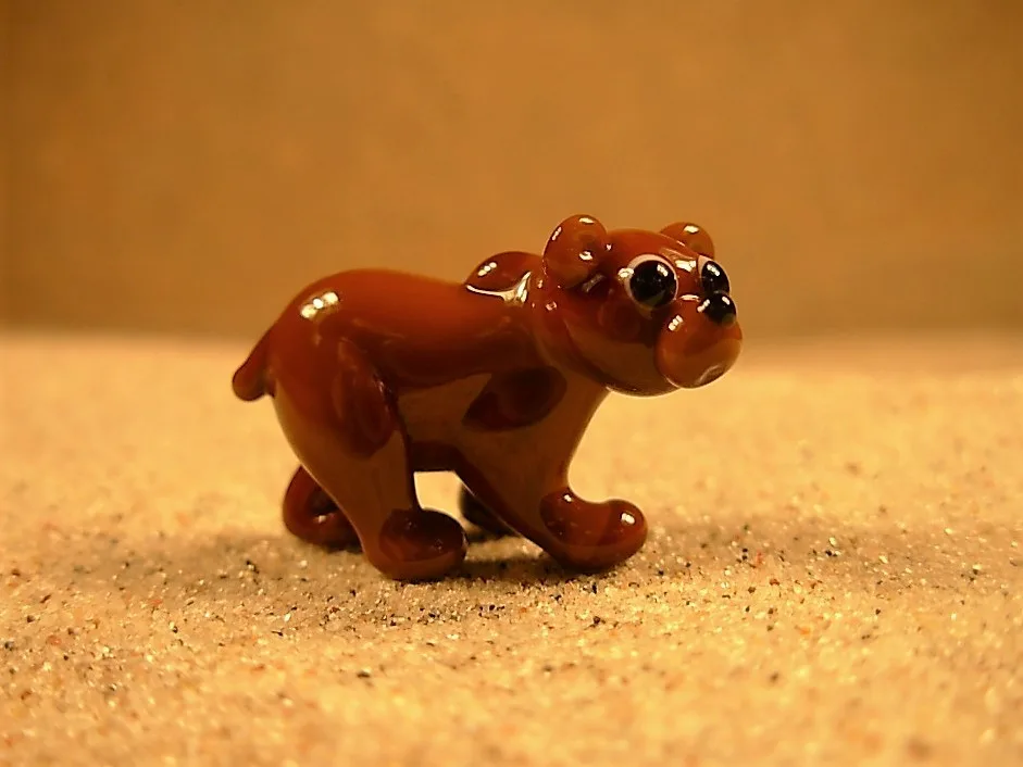 Skleněná figurka hnědého medvěda