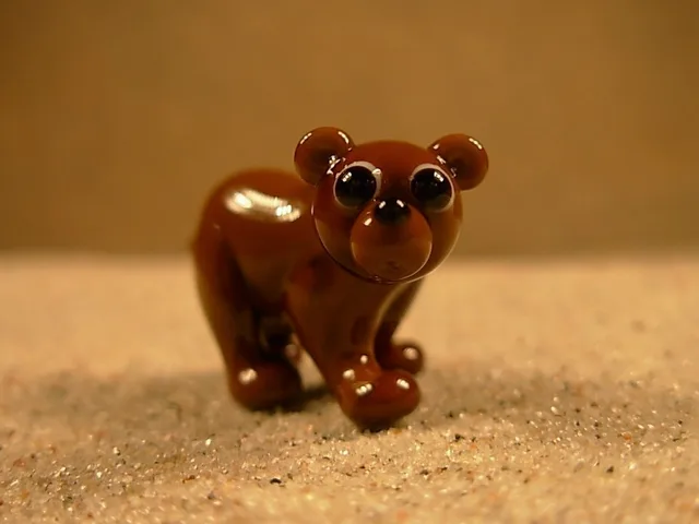 Skleněná figurka hnědého medvěda