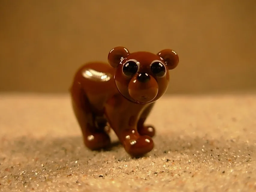 Skleněná figurka hnědého medvěda