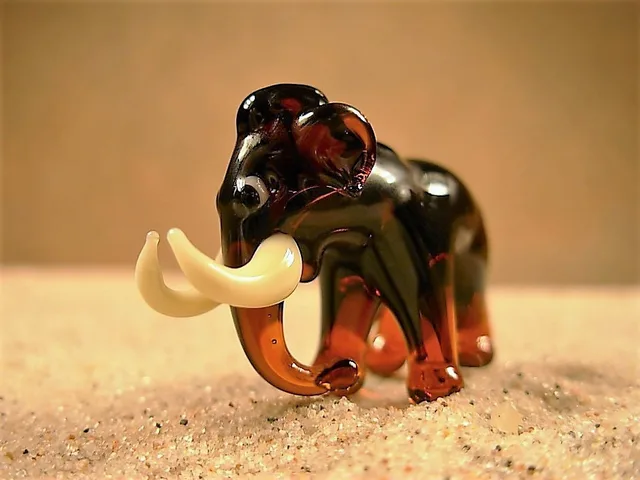 Skleněná figurka mamuta