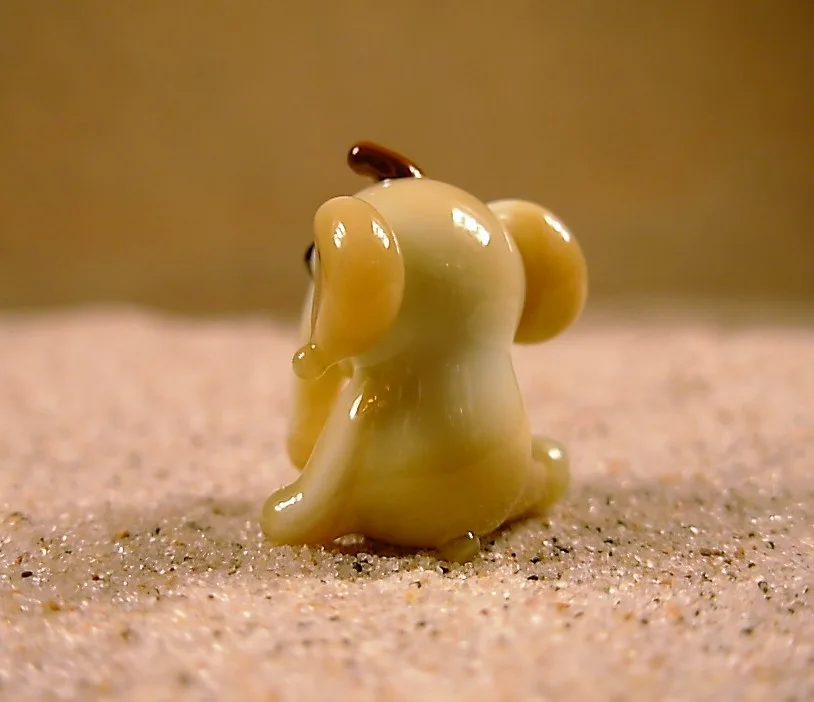 Skleněná figurka béžového slůněte