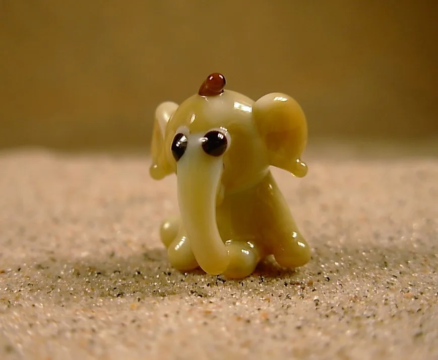 Skleněná figurka béžového slůněte