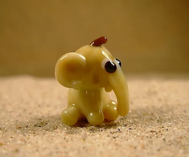 Skleněná figurka béžového slůněte
