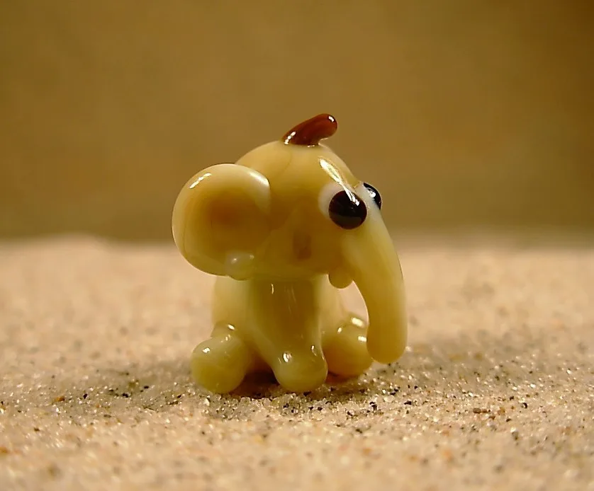 Skleněná figurka béžového slůněte