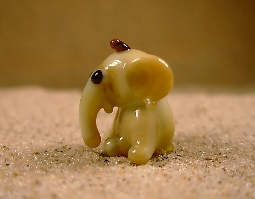 Skleněná figurka béžového slůněte