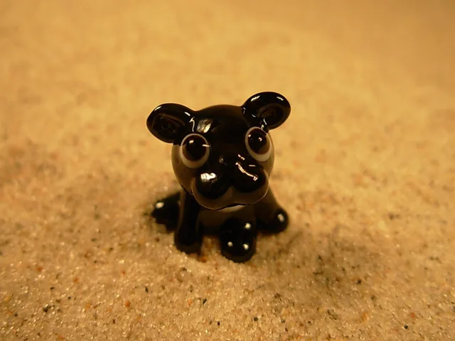 Skleněná figurka sedícího francouzského buldočka