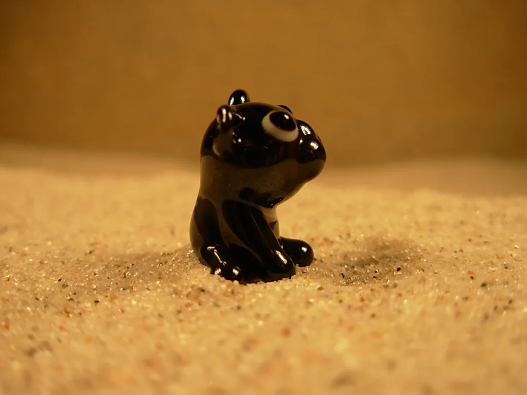 Skleněná figurka sedícího francouzského buldočka