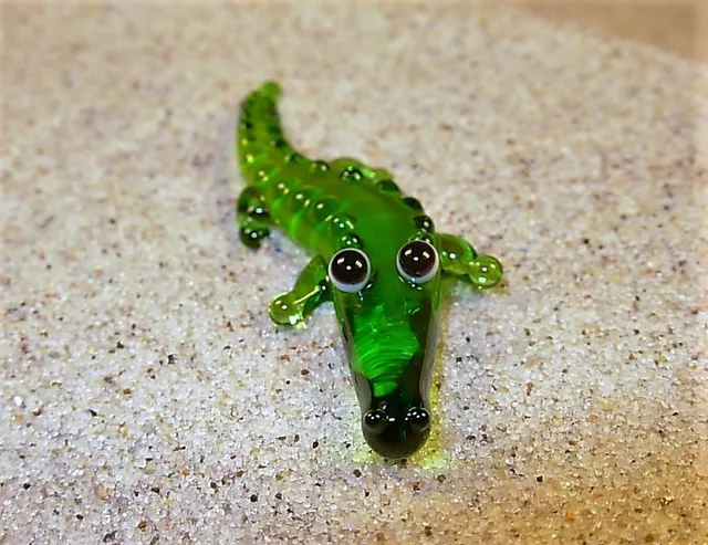 Skleněná figurka ležícího krokodýla