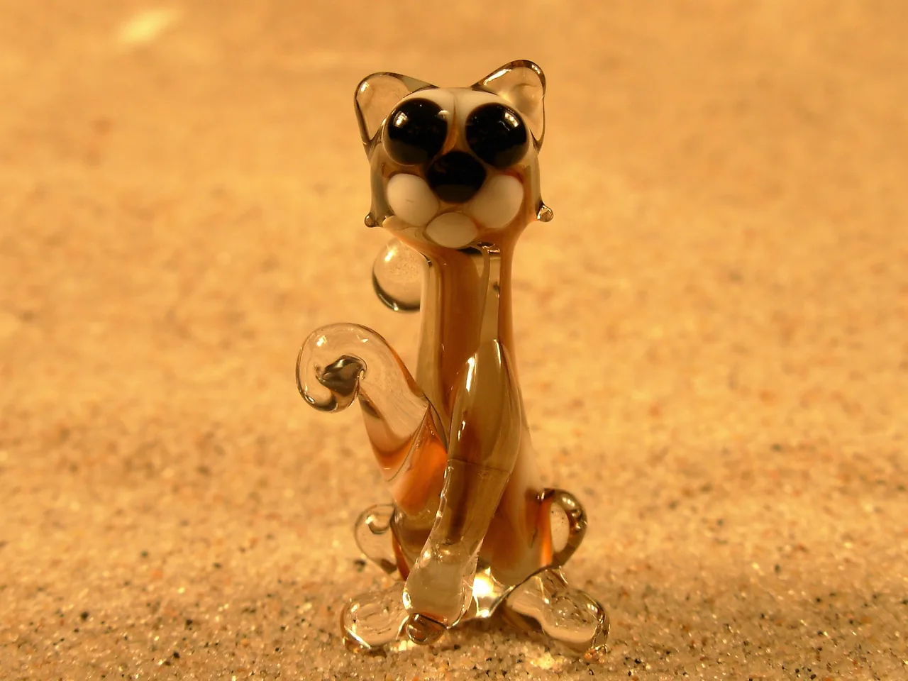 Skleněná figurka hnědé kočky