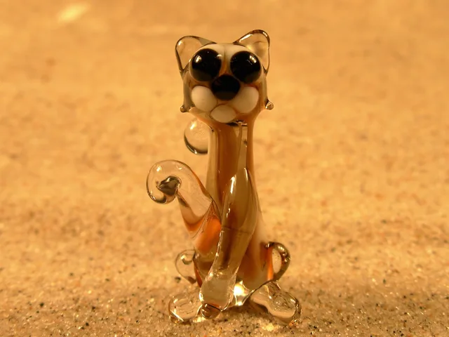 Skleněná figurka hnědé kočky
