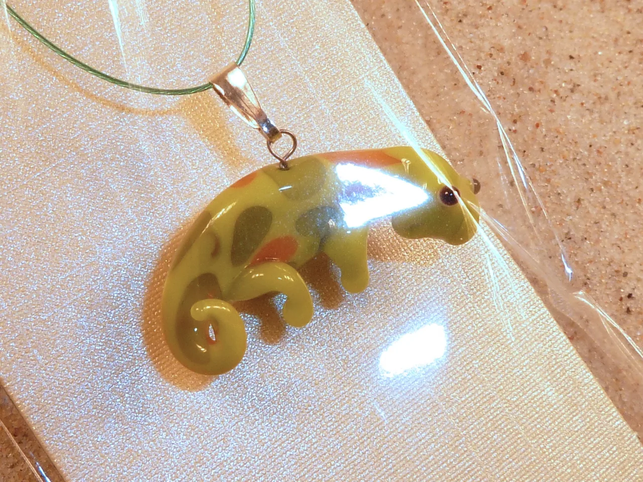 Skleněný přívěsek ve tvaru chameleona