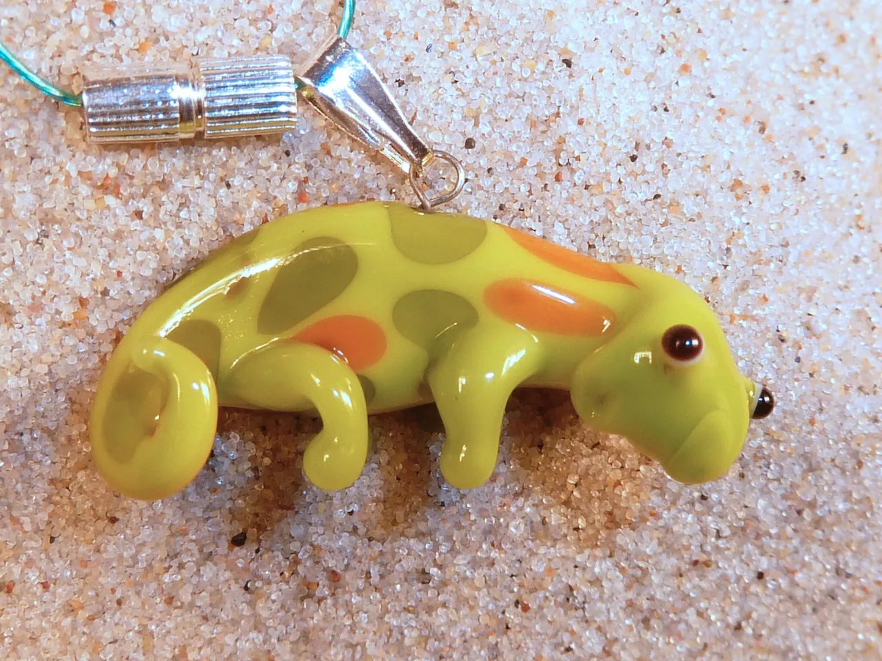 Skleněný přívěsek ve tvaru chameleona