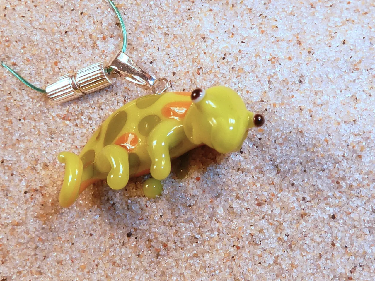 Skleněný přívěsek ve tvaru chameleona